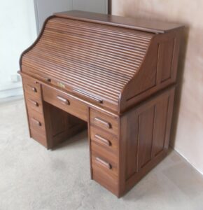 American roll-top desk in elm, early 20th century