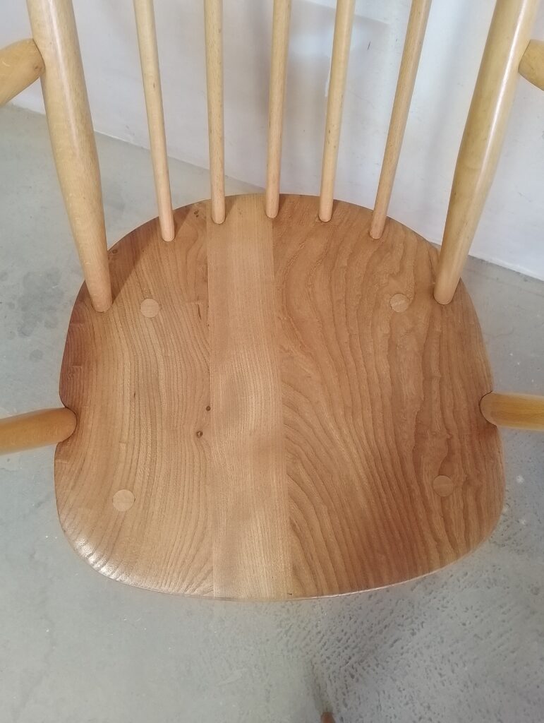 Close up on the Ercol Goldsmith chair's Elm seat