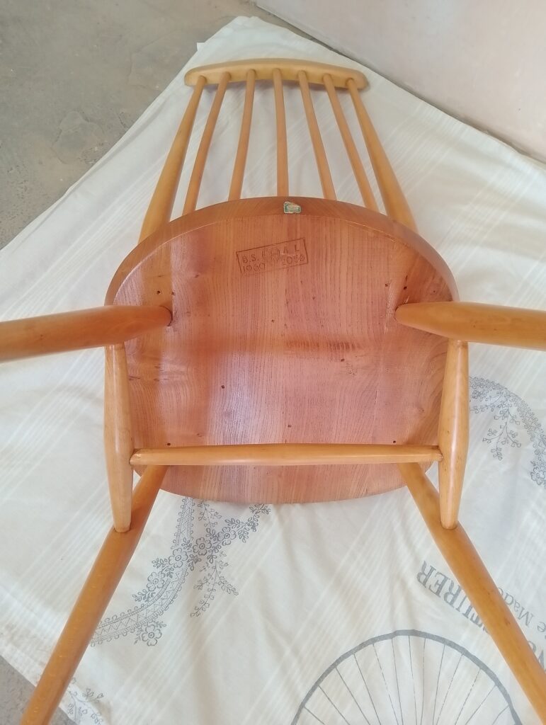 Close-up of Ercol Goldsmith armchair view of the underneath of the seat and blue label