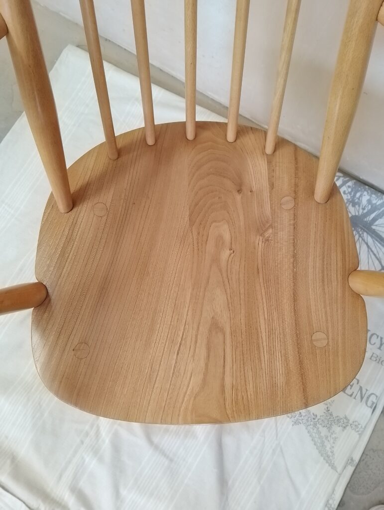 Close up on the Ercol Goldsmith chair's Elm seat